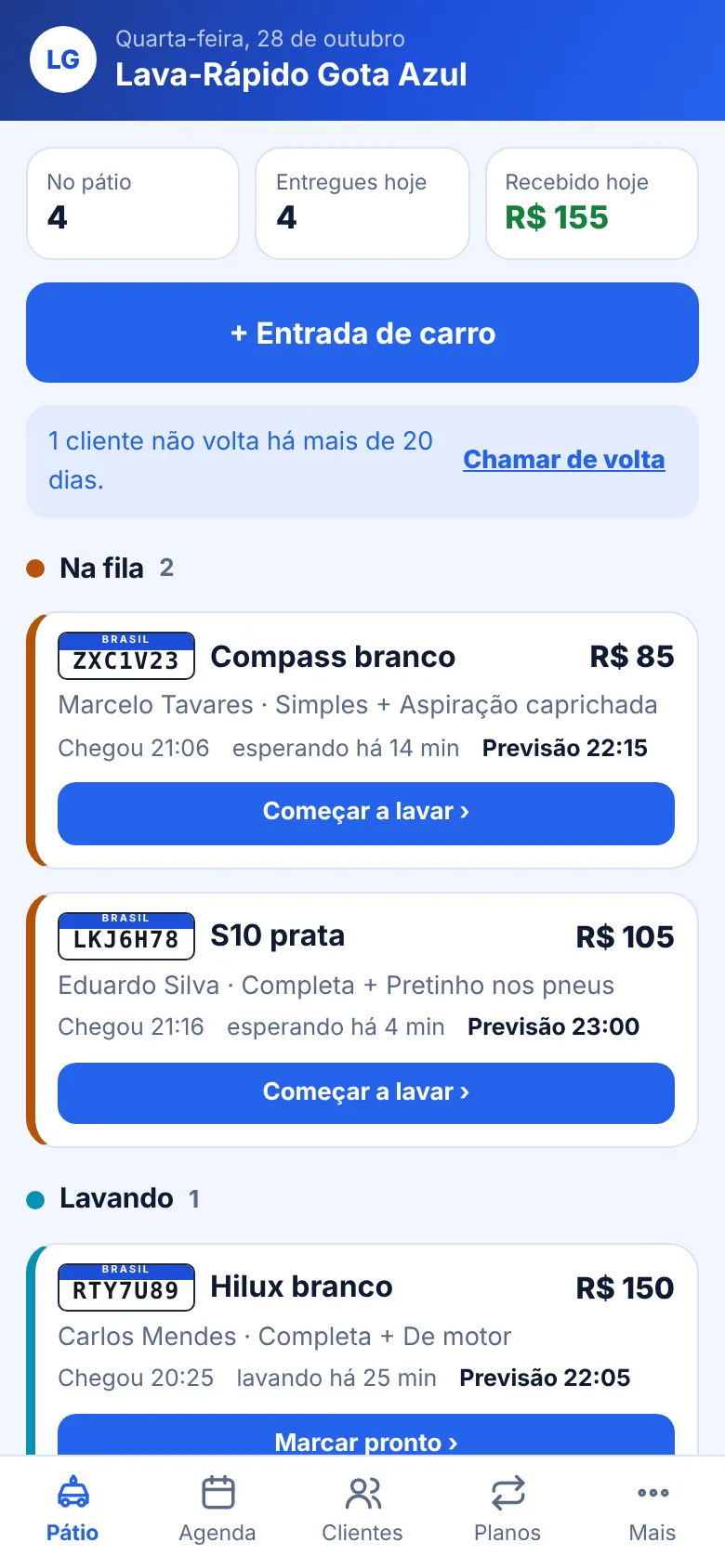 Pátio do dia no Omnia Lava-Rápido, com carros na fila e lavando